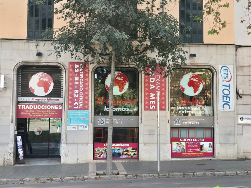 Schaufensterfront der Sprachschule mit Hinweisen auf Sprachkurse und Prüfungen