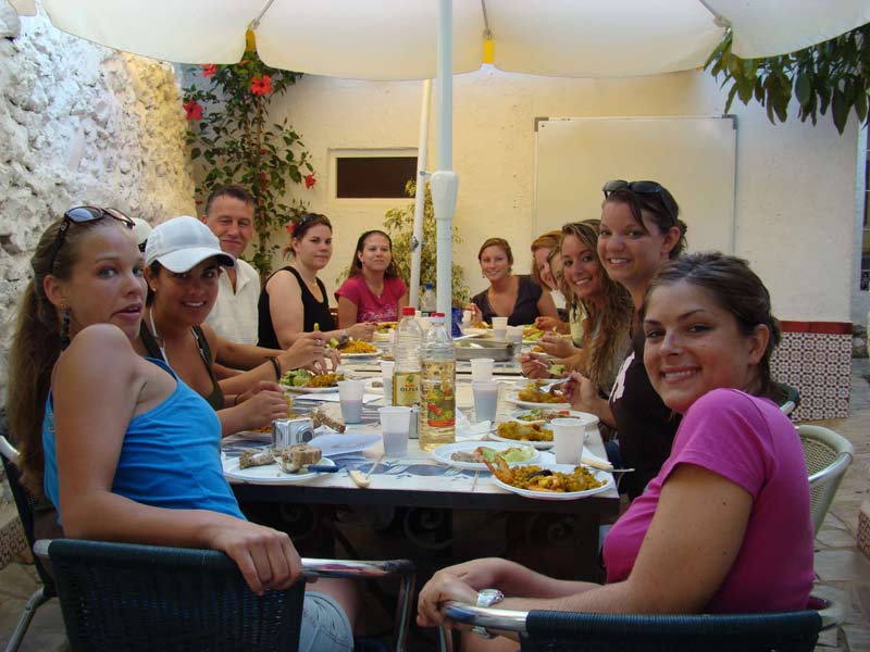 Teilnehmende genießen ein gemeinsames Mittagessen im Innenhof