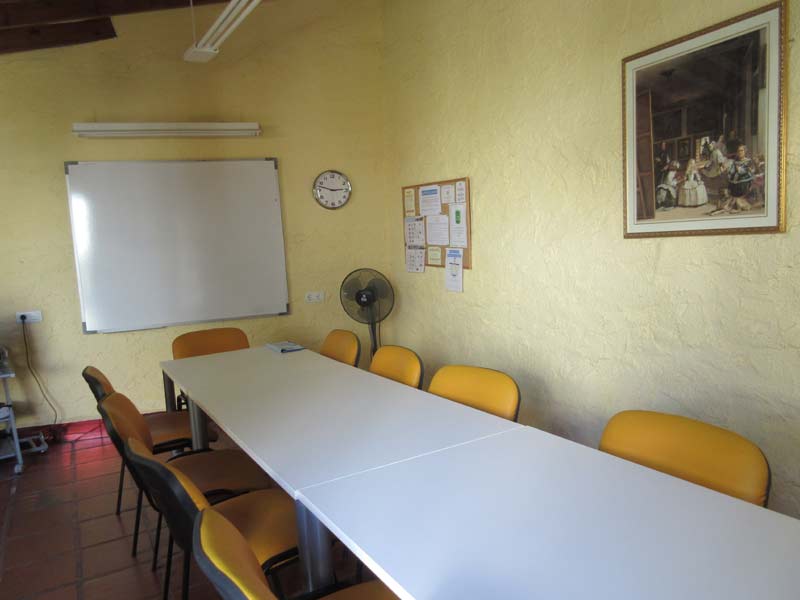 Klassenzimmer der Sprachschule mit Whiteboard und Gruppenarbeitsplatz