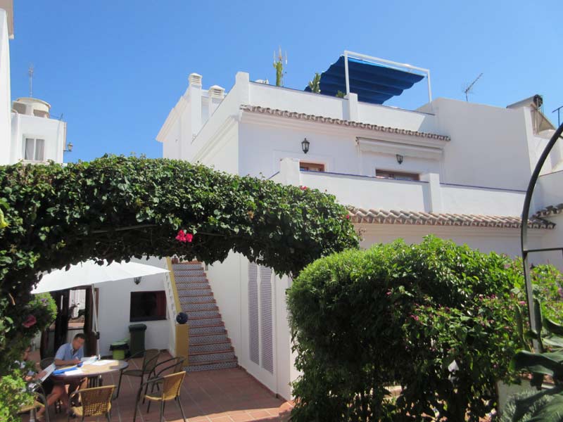 Weißes Schulgebäude mit typischer andalusischer Architektur und Dachterrasse