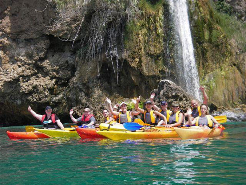 Sprachreisende beim Kajakausflug entlang der Küste von Nerja