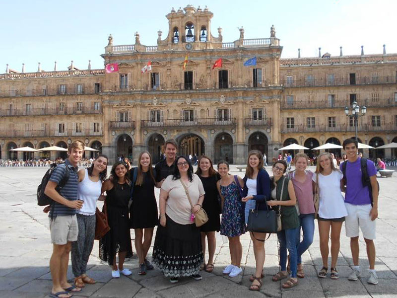Teilnehmende der Sprachreise auf dem Plaza Mayor in Salamanca