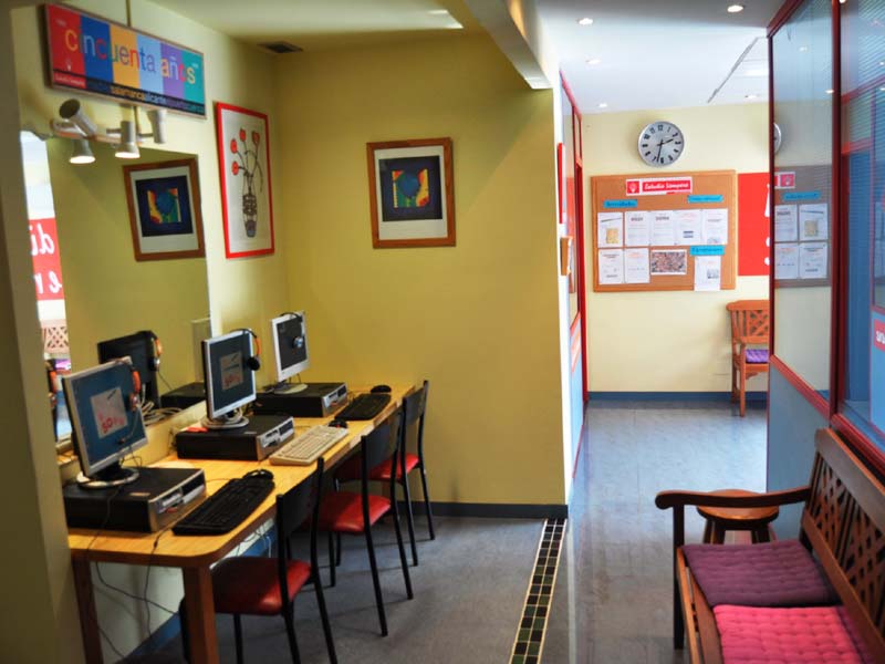Computerraum und Aufenthaltsbereich der Sprachschule Estudio Sampere