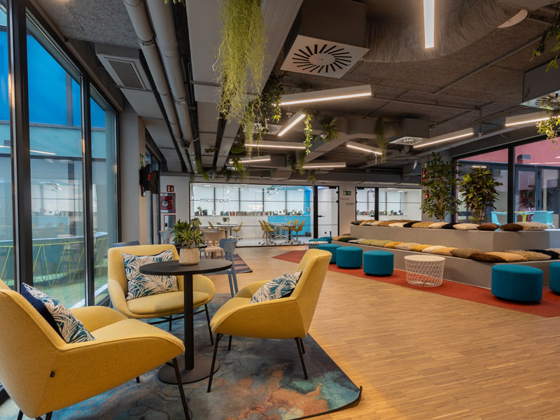 Moderner Gemeinschaftsraum der Studentenresidenz in Salamanca mit bequemen Sitzmöglichkeiten für Sprachschüler