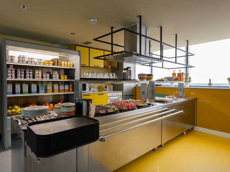 Helle Gemeinschaftsküche der Residenz in Salamanca mit Essbereich – Unterkunft für Teilnehmer einer Spanisch-Sprachreise in Spanien