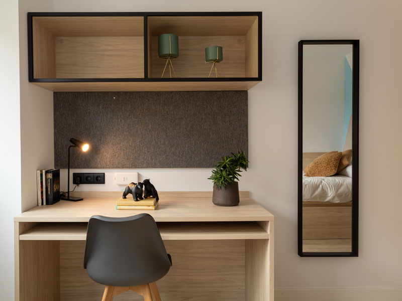 Arbeitsbereich im Zimmer der Residenz in Salamanca mit Schreibtisch und Stauraum – Unterkunft für Teilnehmer einer Spanisch-Sprachreise