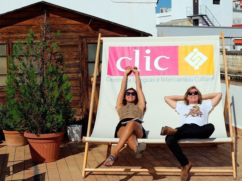 Teilnehmende entspannen auf der Sonnenterrasse der Sprachschule CLIC