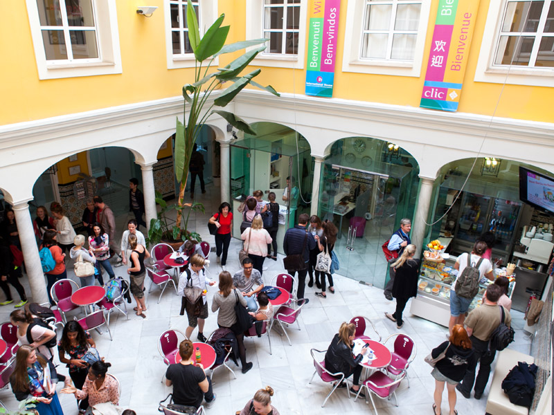 Innenhof der Sprachschule mit Cafébereich und internationalen Sprachreisenden