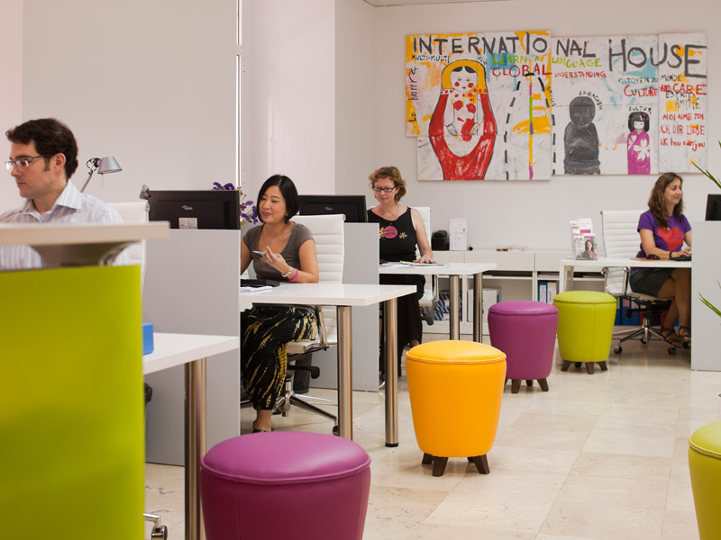 Moderner Arbeitsbereich und Empfangsraum der Sprachschule CLIC