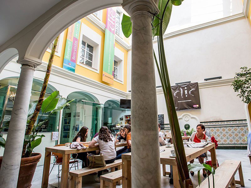 Sprachschülerinnen und Sprachschüler beim Lernen im Unterricht