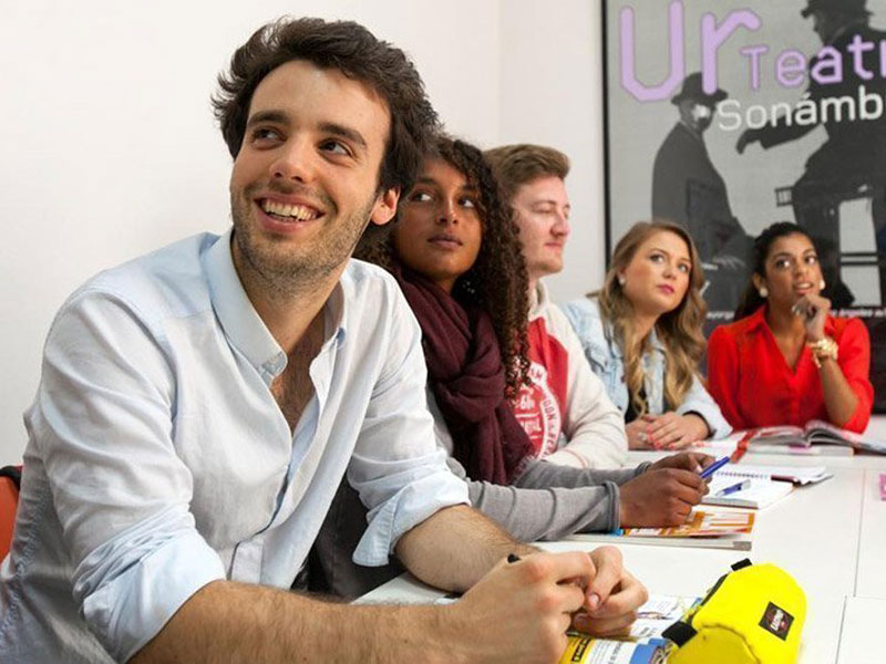 Lernende im interaktiven Spanischunterricht an der Sprachschule CLIC