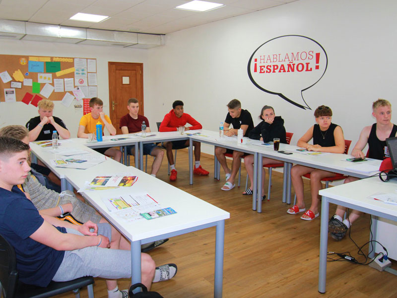 Teilnehmende beim Spanischunterricht an der FU International Academy