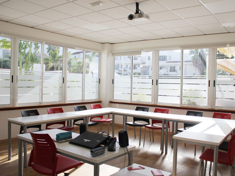 Heller Klassenraum mit moderner Ausstattung für Spanischkurse