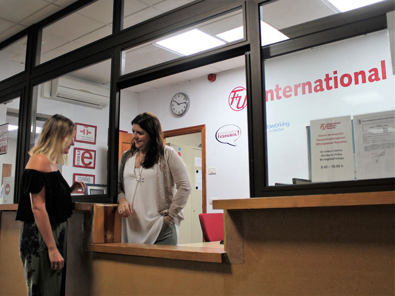 Freundlicher Empfangsbereich der FU International Academy