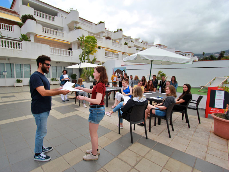 Zertifikatsübergabe im Freien an der Sprachschule auf Teneriffa
