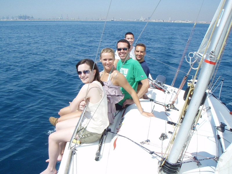 Teilnehmende der Sprachreise genießen einen Segelausflug auf dem Mittelmeer