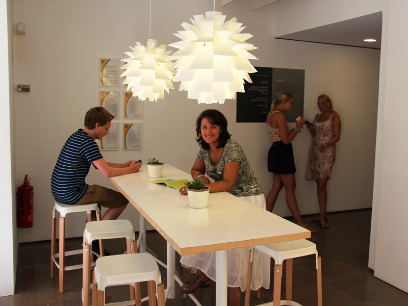 Gemeinschaftsbereich der Sprachschule mit modernem Design