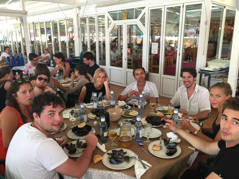 Gemeinsames Mittagessen von Sprachreisenden in einem Restaurant in Valencia