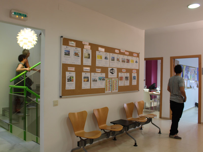Flur der Sprachschule mit Anschlagtafel zu Aktivitäten und Kursinfos