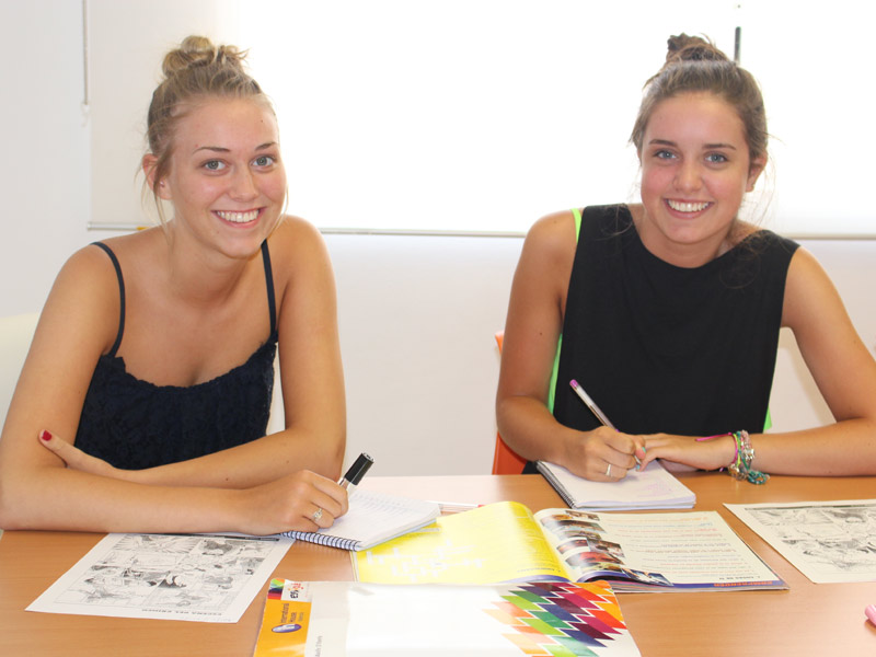 Zwei Teilnehmerinnen beim Spanischlernen im Unterrichtsraum