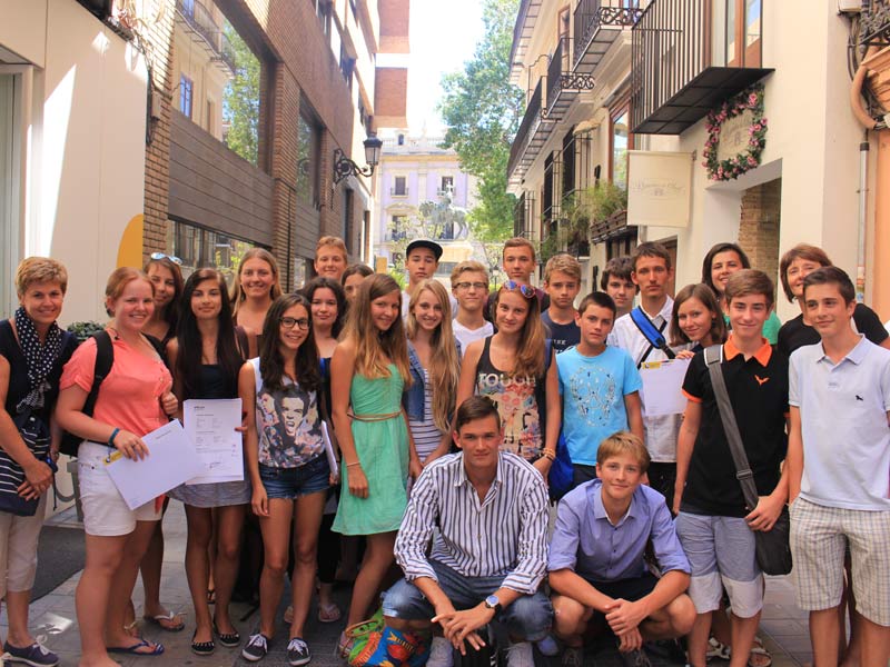 Gruppe junger Sprachreisender vor der Sprachschule in Valencia