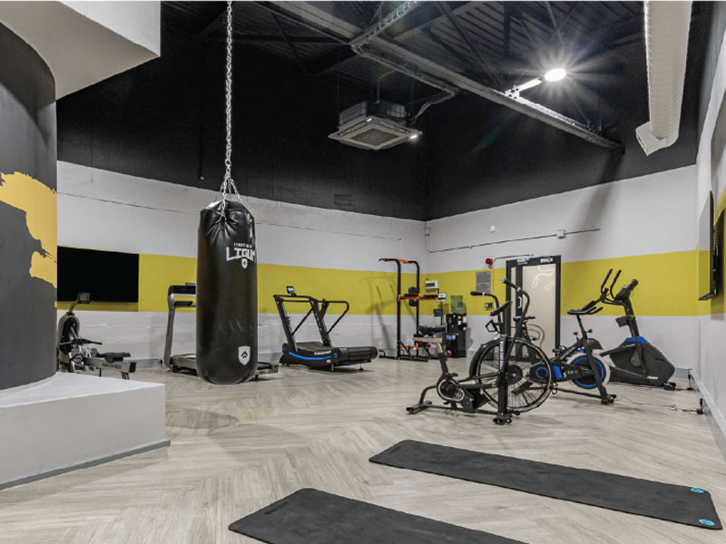 Fitnessraum der Unterkunft in Kapstadt mit Trainingsgeräten und Boxsack für die Freizeitgestaltung.