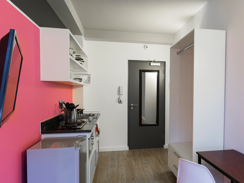 Habitación individual con cocina americana, espacio de trabajo y almacenamiento en el centro de Ciudad del Cabo