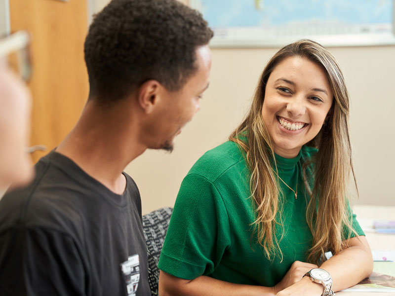 Sprachschüler unterhalten sich im Englischkurs an der GHS City Centre Sprachschule Kapstadt