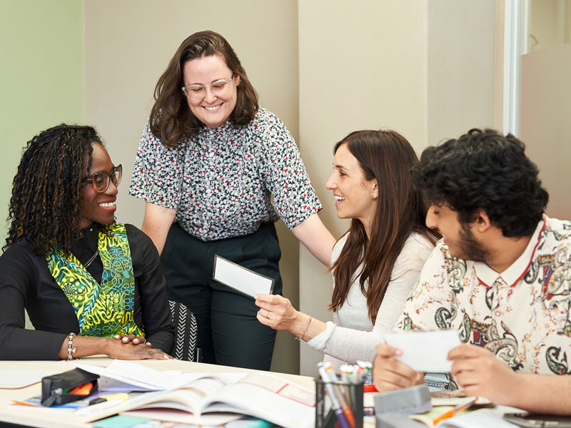 Lehrerin motiviert internationale Schüler beim Englischlernen in Kapstadt