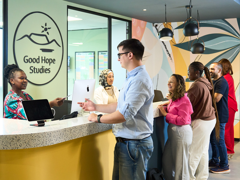 Recepción de la escuela de idiomas en Ciudad del Cabo con estudiantes internacionales en el registro