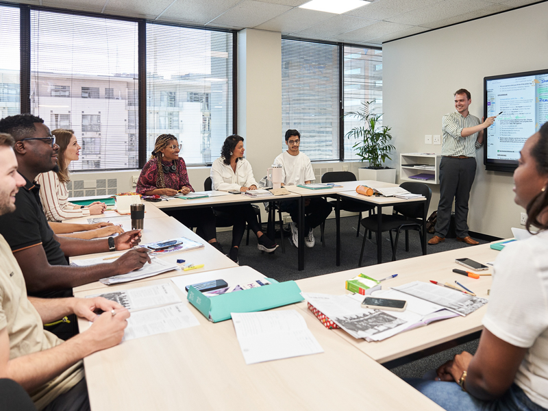 Clase de inglés en la escuela de idiomas de Ciudad del Cabo con profesor y estudiantes internacionales