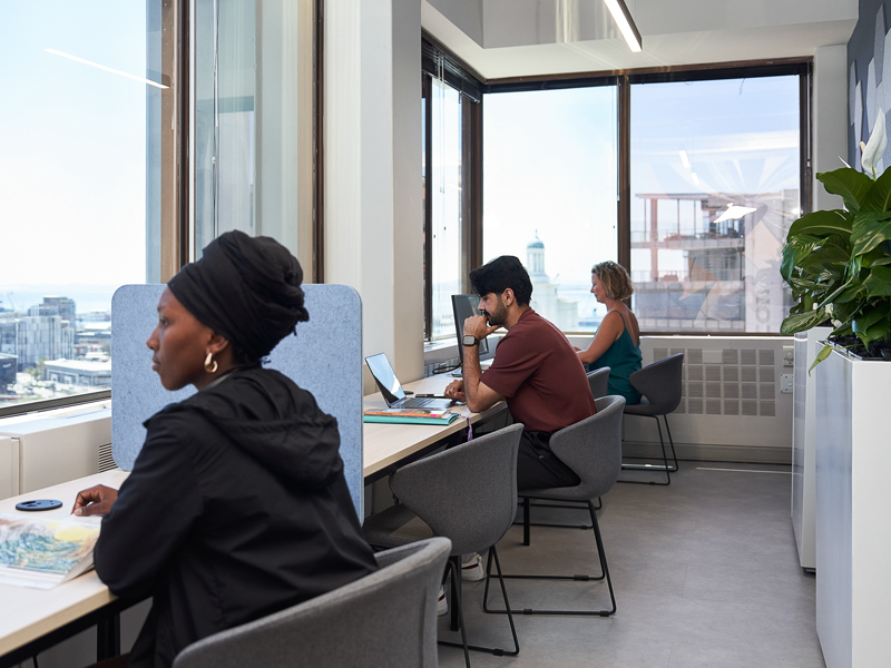 Área de estudio tranquila con puestos individuales y vistas a la ciudad