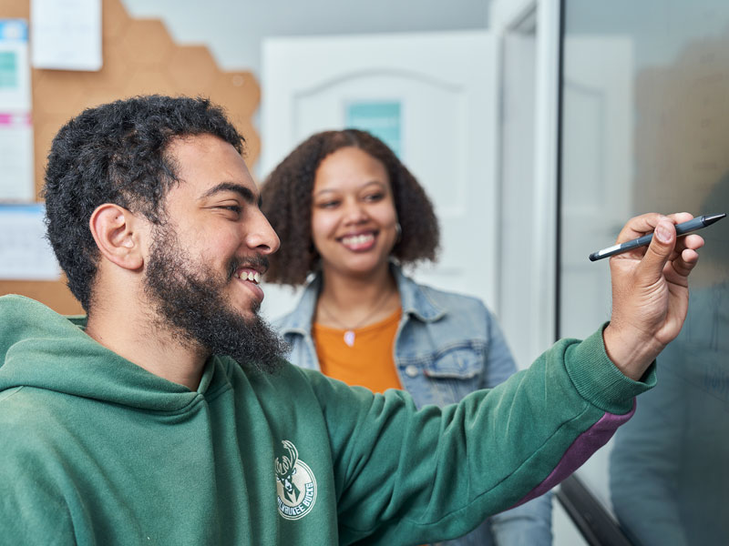 Englischunterricht in Kapstadt: Schüler arbeitet an der Tafel bei GHS Newlands