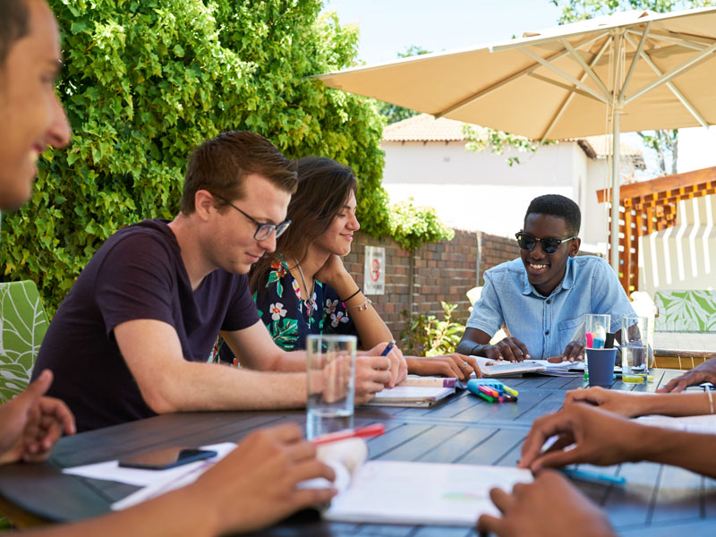 Englisch lernen im Freien – kommunikative Gruppenarbeit an der GHS Newlands Kapstadt