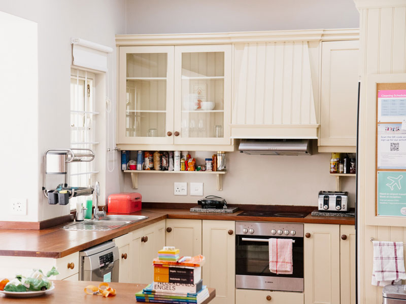 Cucina comune luminosa e completamente attrezzata della residenza a Città del Capo