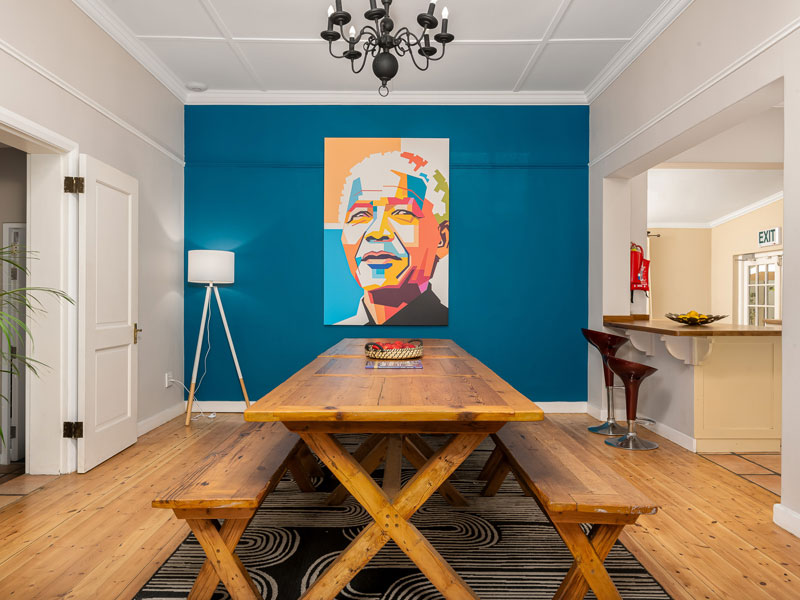 Elegante zona pranzo con grande tavolo in legno e arredamento moderno