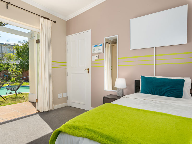 Camera accogliente con accesso diretto al giardino e alla piscina