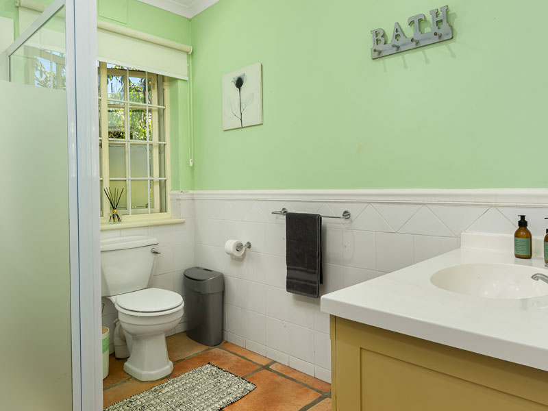 Bagno moderno dell’alloggio con doccia e finestra