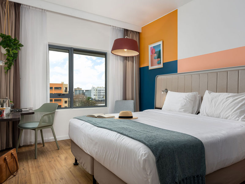 Helles Zimmer mit Queen Size Bett in Kapstadt für komfortables Wohnen während des Sprachkurses