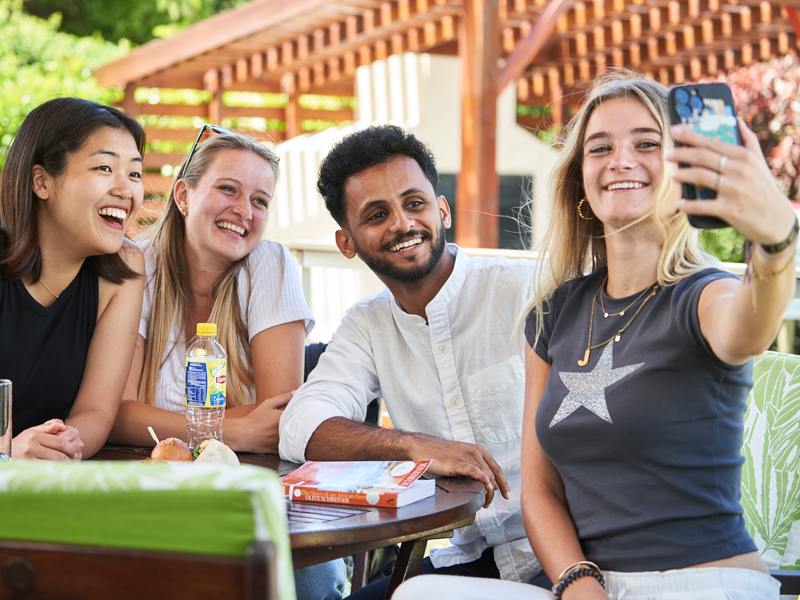 Studenti internazionali si godono il loro soggiorno a Città del Capo e scattano un selfie in un’atmosfera rilassata.