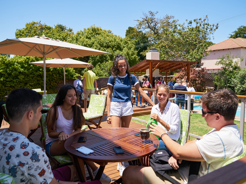 Gli studenti si incontrano nel giardino della scuola, si scambiano idee e trascorrono del tempo insieme dopo le lezioni.