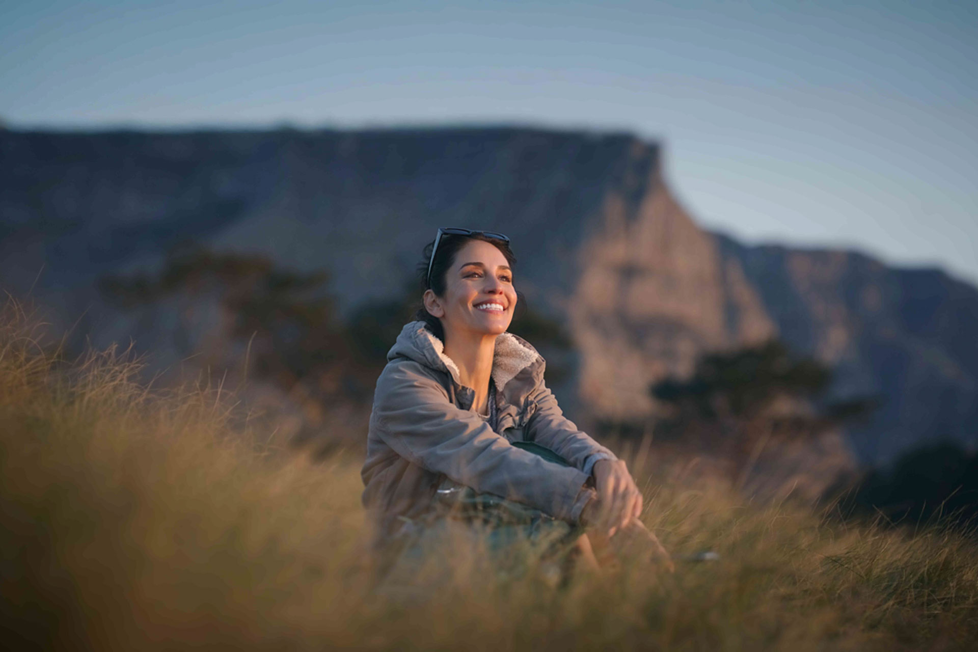 Sprachschülerin genießt Ausblick auf den Tafelberg während ihrer Sprachreise in Kapstadt