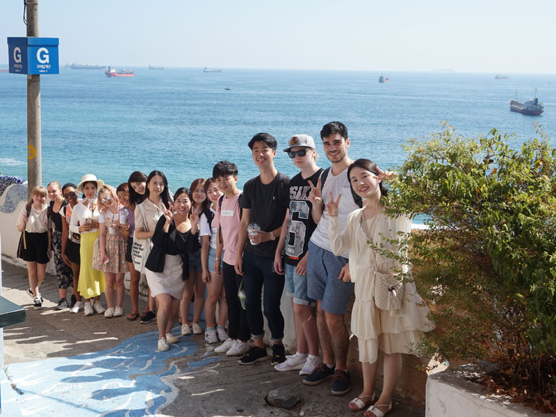 Sprachschülerinnen und Sprachschüler genießen einen Ausflug entlang der Küste mit Blick aufs Meer