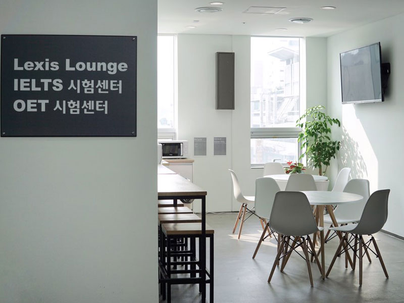 Helle Lounge der Lexis Korea Busan mit Sitzgelegenheiten und Fernseher