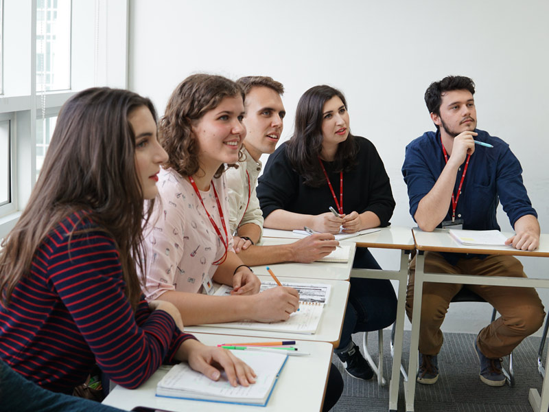 Kleine Lerngruppe folgt aufmerksam dem Unterricht an der Lexis Korea Seoul