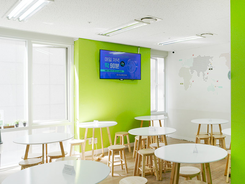 Teilnehmende trainieren Taekwondo und üben das Zerschlagen eines Brettes