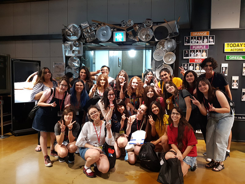 Gruppe von Sprachschülerinnen und Sprachschülern bei einer gemeinsamen Freizeitaktivität