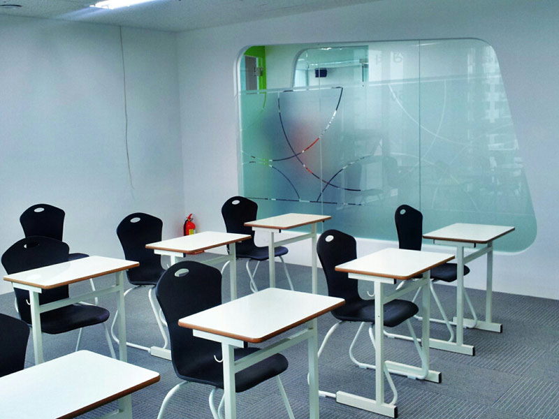 Heller Klassenraum mit Einzeltischen und Glaswand in der Lexis Korea Seoul
