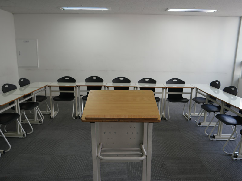 Klassenzimmer mit U-förmiger Tischanordnung und Lehrpult in der Lexis Korea Seoul
