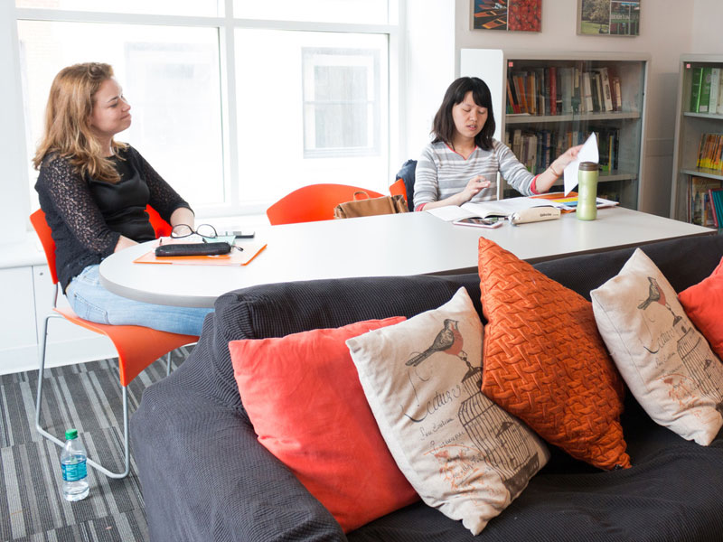 Sprachschülerinnen lernen im Aufenthaltsraum der EC Boston